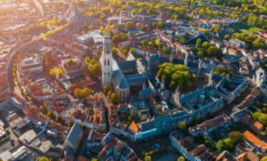 Dumo neemt u mee op de leukste dagtocht naar zeeland met middelburg en de wijnmakerij